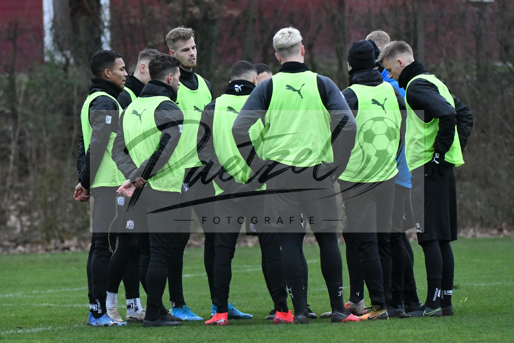 20200220_TRAOSN_0025 | Fussball, Herren: . Die Spieler vom VfL Osnabrueck waehrend der Trainingseinheit des VfL Osnabrueck im Sportpark Illoshoehe am 20.02.2020 in Osnabrueck, Deutschland. - Realisiert mit Pictrs.com