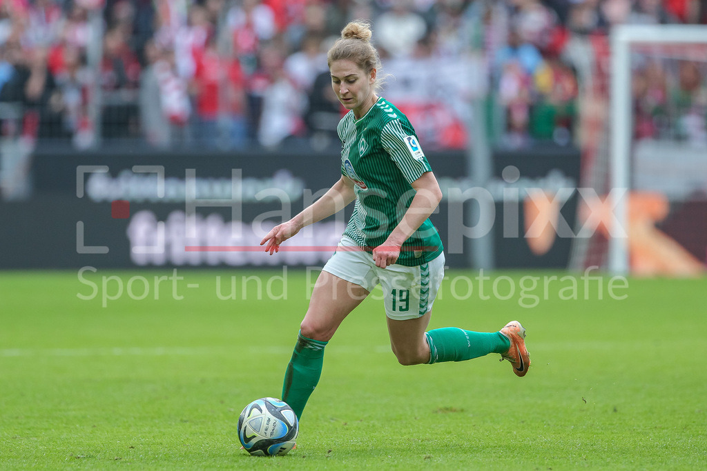 Fussball, Google Pixel Frauen-Bundesliga, 1. FC Köln - SV Werder Bremen | v.li.: Saskia Matheis (SV Werder Bremen, 19) am Ball, Freisteller, Einzelbild, Ganzkörper, Aktion, Action, Spielszene, DIE DFB-RICHTLINIEN UNTERSAGEN JEGLICHE NUTZUNG VON FOTOS ALS SEQUENZBILDER UND/ODER VIDEOÄHNLICHE FOTOSTRECKEN. DFB REGULATIONS PROHIBIT ANY USE OF PHOTOGRAPHS AS IMAGE SEQUENCES AND/OR QUASI-VIDEO.