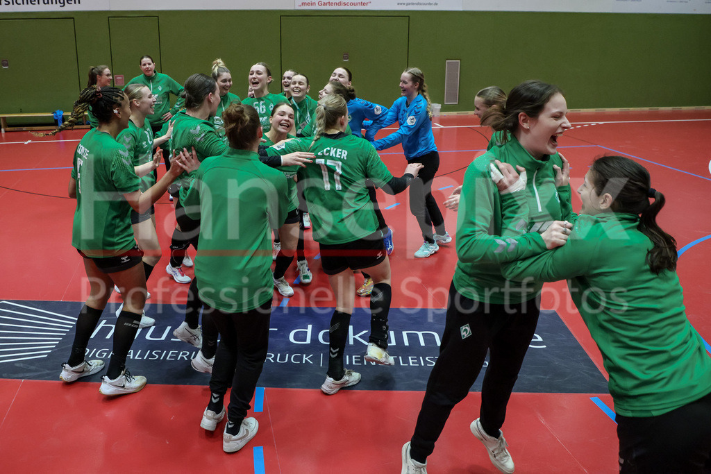 Handball, 2. Bundesliga Frauen, SV Werder Bremen - HL Buchholz 08-Rosengarten | v.li.: Spielerinnen des SV Werder Bremen jubeln über den Sieg, Freude über das gewonnene Spiel, Jubel, Lachen