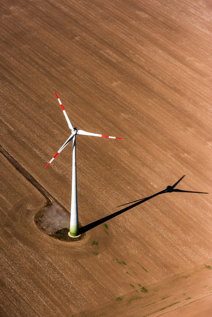 dr_0013618.jpg | LANDSBERG 07.09.2016 Windenergieanlagen ( WEA ) - Windrad- auf einem Feld in Landsberg im Bundesland Sachsen-Anhalt. // Wind turbine windmills on a field in Landsberg in the state Saxony-Anhalt. Foto: Daniel Reiter