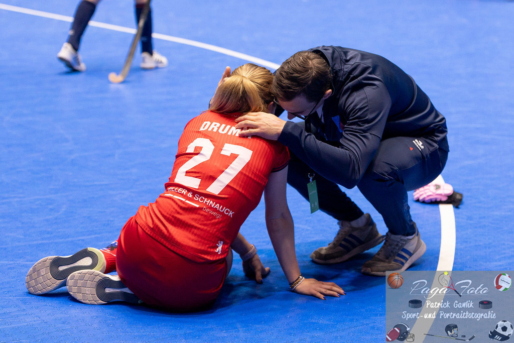 Volvo E.R.B. Final 4 Finale Frauen: Berliner HC - Mannheimer HC, 26.01.2025 | Philine Drumm (Berliner HC #27) traurig auf dem Boden, Betreuer bei ihr, Berliner HC - Mannheimer HC, Frankfurt, Süwag Arena, 26.1.2025 - Realisiert mit Pictrs.com