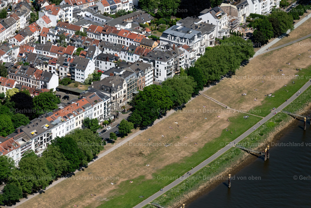 4029769 | BREMEN 01.06.2020 Badegäste suchen sommerliche Abkühlung am Uferbereich des Flussverlaufes der Weser in Bremen, Deutschland. // Bathers look to cool off in summer on the banks of the river of the Weser river in Bremen, Germany. Foto: Gerhard Launer