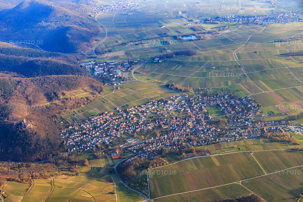 Luftbild: Dorfübersicht am Rand des Pfälzerwald im Winter aus Süden in Klingenmünster im Bundesland Rheinland-Pfalz in Deutschland. Foto: IMG_076750.jpg vom 28.03.2015 durch Werner Riehm/FLY-FOTO.de