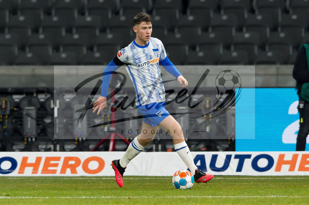 BSCFCB20220123_333 | Fussball, Herren: Linus Jasper Gechter (Hertha BSC) in Aktion, am Ball, Einzelaktion bei dem Spiel der 1. Bundesliga zwischen Hertha BSC und FC Bayern Muenchen im Olypiastadion am 23.01.2022 in Berlin, Deutschland.DFB / DFL REGULATIONS PROHIBIT ANY USE OF PHOTOGRAPHS AS IMAGE SEQUENCES AND/OR QUASI-VIDEO. - Realisiert mit Pictrs.com