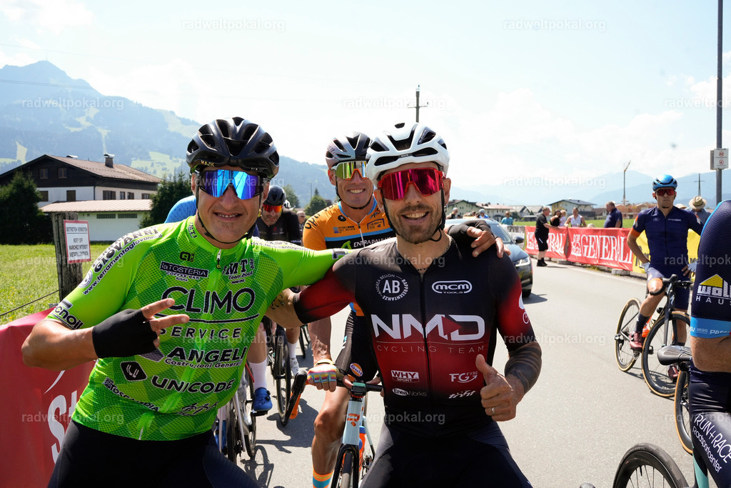 177_20230817_Bewerb_Maenner_Muehlanger | AUT - OESTERREICH, 2023-08-16: SPORT RENNRAD-FAHREN - 55. INTERNATIONALER RADWELTPOKAL IN ST. JOHANN IN TIROL  - Vintage-Radrennen mit WM-Bronze-Medaillen-Siegerin Christina Schweinberger, den Teilnehmer und Alexander Baumann (vom Orginastions-Team) - TAG 2 BEWERB MAENNER IN SECHS GRUPPEN  ; Foto: Roland Muehlanger