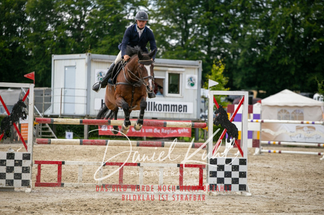IMG_5851 | Deine Turnierfotos vom Reitturnier online kaufen: Dressur, Springen & Siegerehrung. Professionelle Pferdefotografie aus dem Rheinland – als Download & Print.Alternative: Turnierfotograf für den Pferdesport: Finde deine Fotos von Dressur- und Springturnier
