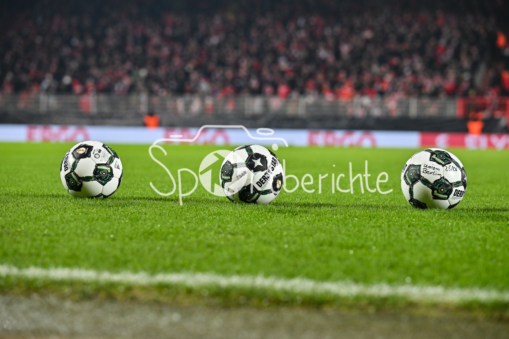 1. FC Union Berlin - FC Bayern München | BERLIN, GERMANY - 03. DECEMBER: im Bild die DERBYSTAR Spielbälle / Spielball / Symbolbild vor dem Match zwischen dem 1. FC Union Berlin und dem FC Bayern München beim Achtelfinale des DFB-Pokales im Stadion an der alten Försterei