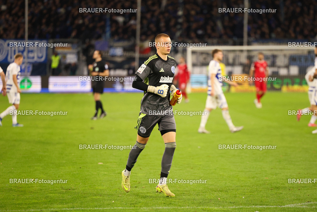 MSV Duisburg - Rot-Weiss Essen  | Duisburg, Deutschland, 26.10.2025 Maximilian Braune (MSV Duisburg)  schaut  während des 3.Liga Spiels zwischen MSV Duisburg und Rot-Weiss Essen in der Schauinsland-Reisen-Arena am 26.10.2025 in Duisburg (Foto von Timo Bluhmki-Schmidt/ Brauer Fotoagentur