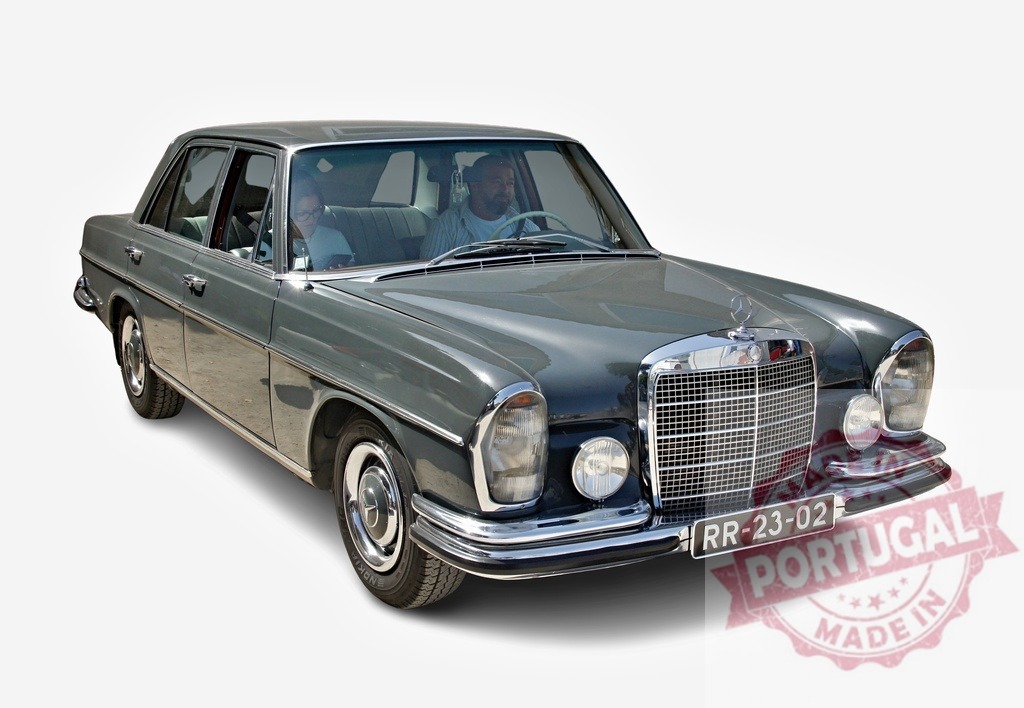 Mercedes-Benz classic car driving with a couple | Mercedes Benz vintage sedan with a couple traveling, isolated on a white background - Realisiert mit Pictrs.com