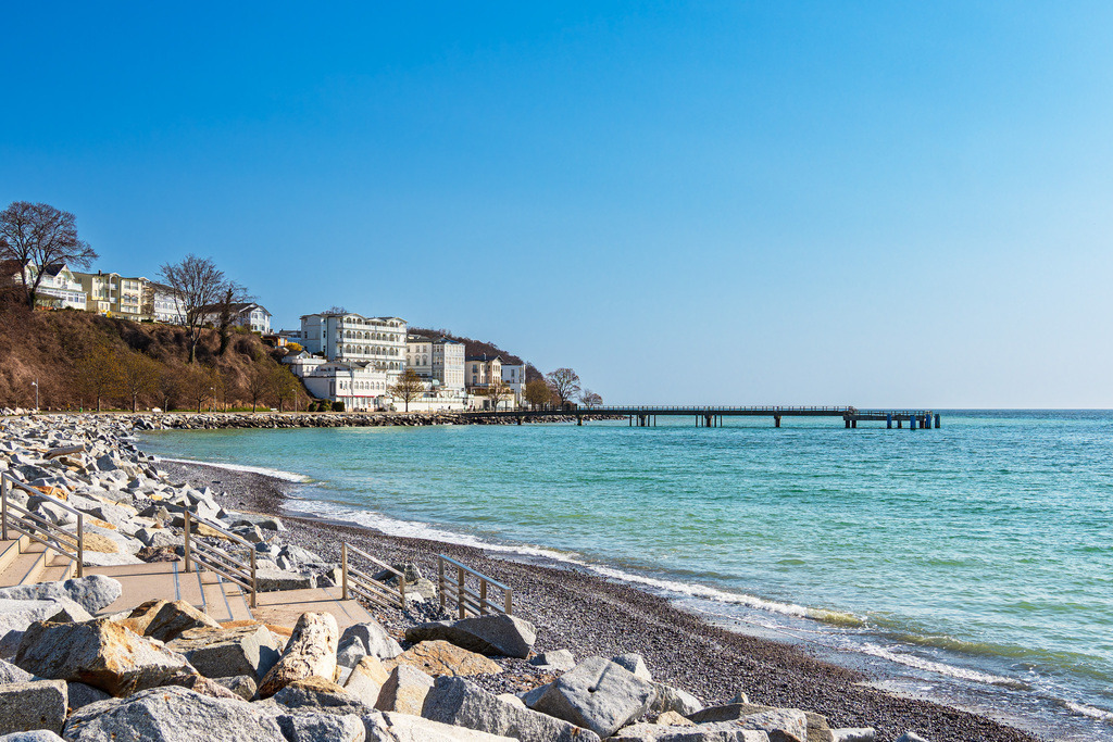 Blick auf die Stadt Sassnitz auf der Insel Rügen mit Seebrücke | Blick auf die Stadt Sassnitz auf der Insel Rügen mit Seebrücke.