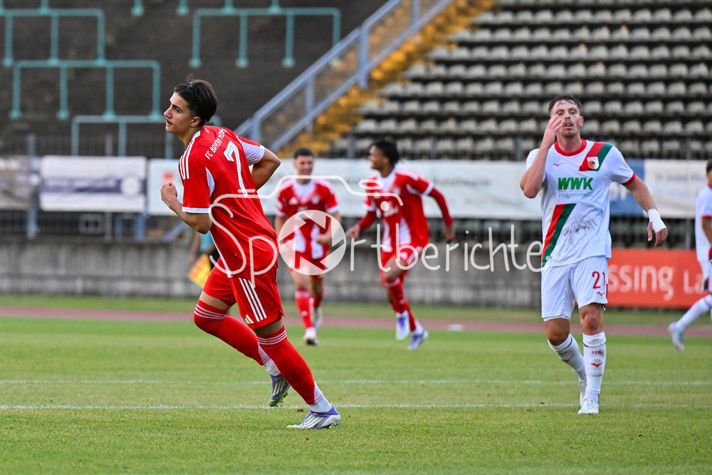 FC Augsburg II - FC Bayern Amateure | Jubel nach dem Treffer zum 1-1 Ausgleich durch Adin LICINA (FC Bayern Muenchen II 7) / Tor / Torschuetze / Freude / Happy / Regionalliga Bayern: FC Augsburg II - FC Bayern Muenchen II, Rosenaustadion am 25.07.2025