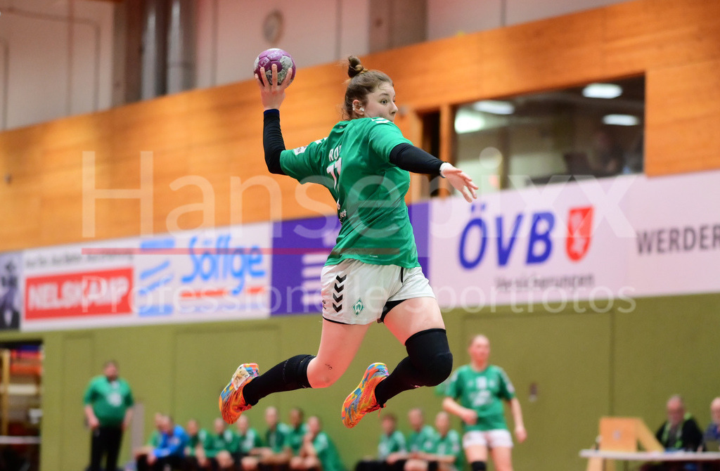 Handball, 2. Bundesliga Frauen, SV Werder Bremen - VfL Waiblingen | v.li.: Elaine Rode (SV Werder Bremen, 77) beim Abwurf, am Ball, Spielszene, Aktion, Action