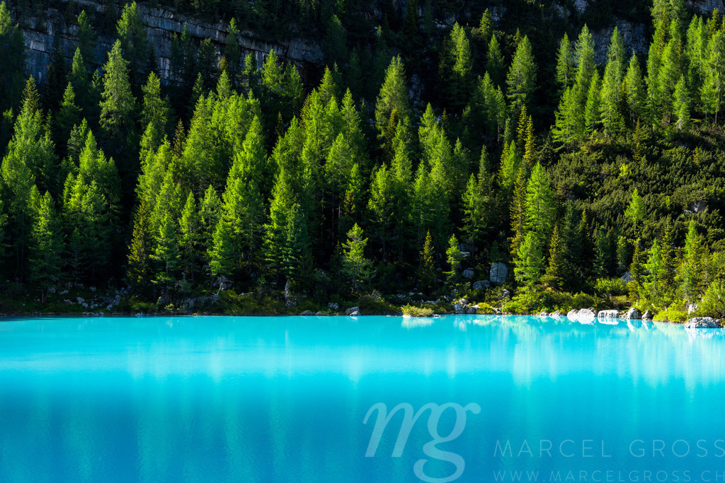 milky waters | the milky turquoise colored lake of Sorapiss with some larches in the background in the Italian Dolomites - Realisiert mit Pictrs.com