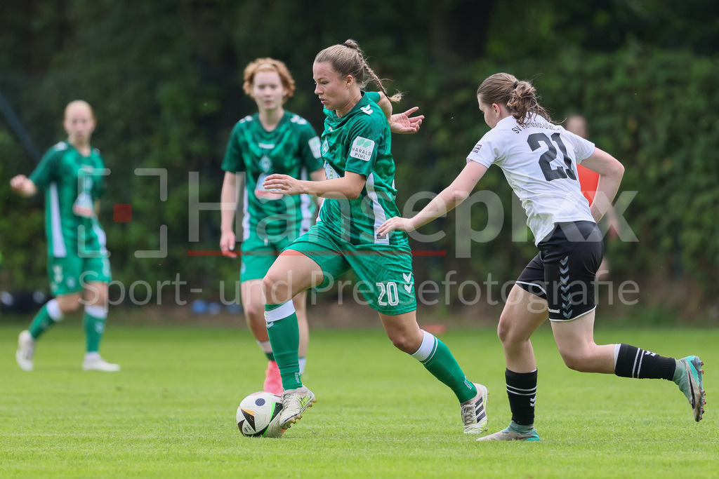 Fussball, Testspiel Frauen, SV Henstedt-Ulzburg - SV Werder Bremen | v.li.: Christin Meyer (SV Werder Bremen, 20) und Liv Fuß (SV Henstedt-Ulzburg, 21) im Zweikampf, Duell, Dynamik, Aktion, Action, Spielszene