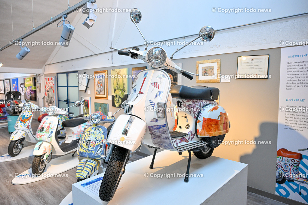 Italien_ Toskana_ Provinz Pisa_ Pontedera_ Vespa_ 29.05.2024-38 | 29.05.2024, Italien, ITA, Toskana, Pontedera im Bild Piaggio, Vespa, Museum

Piaggio ist ein italienischer Fahrzeughersteller mit Sitz in Pontedera. Das Unternehmen produziert verschiedene Mofas und Motorroller, unter anderem die Vespa, das Lastendreirad Ape sowie den Kleintransporter Porter. Zum Konzern gehören auch die Motorradmarken Aprilia, Derbi, Gilera, Laverda und Moto Guzzi. 
Quelle: Wikipedia