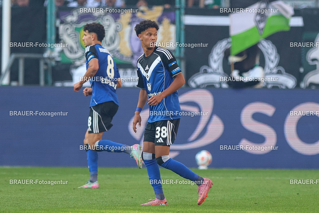 Borussia Mönchengladbach vs Hamburger SV - Bundesliga  | Mönchengladbach, Deutschland, 24.08.25:   Alexander Rossing-Lelesiit (Hamburger SV) schaut waehrend des Spiels der Bundesliga zwischen Borussia Mönchengladbach vs Hamburger SV im Stadion im Borussia Park(Foto von Brauer-Fotoagentur / Adrian Schlueter)