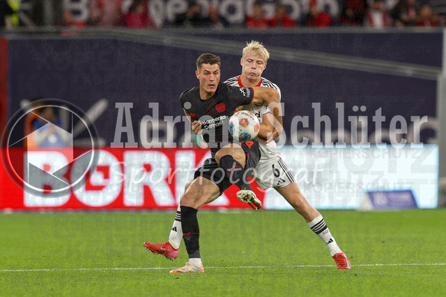 Bayer 04 Leverkusen vs Eintracht Frankfurt - Bundesliga  | Leverkusen, Deutschland, 12.09.25:   Patrick Schick (Bayer 04 Leverkusen) und Oscar Hojlund (Eintracht Frankfurt) im Kampf um den Ball waehrend des Spiels der Bundesliga zwischen  Bayer 04 Leverkusen vs Eintracht Frankfurt in der BayArena(Foto von Brauer-Fotoagentur / Adrian Schlueter)