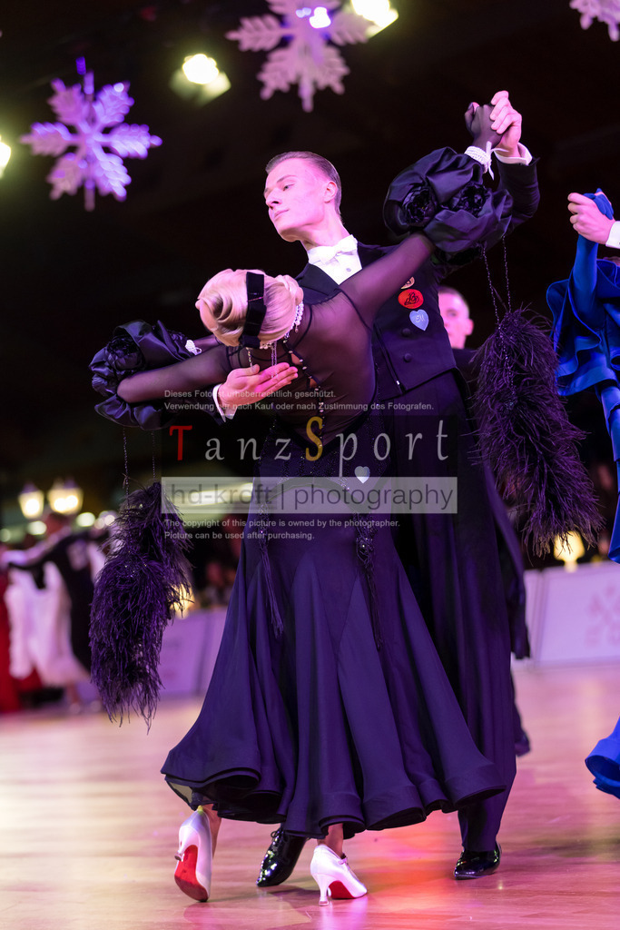 20241215_WDSF_Int_Open_Std-Riga-9094 | Tanzsportbilder, Standardtanz, Lateintanz, WDSF, DTV, LTVB, dancecomp, goc, hessen tanzt, blaues band der spree, walzer, tango, wiener walzer, slowfox, quickstepp, samba, rumba, cha-cha-cha, paso doble. jive, hd-kroft photography, turniertanzsport