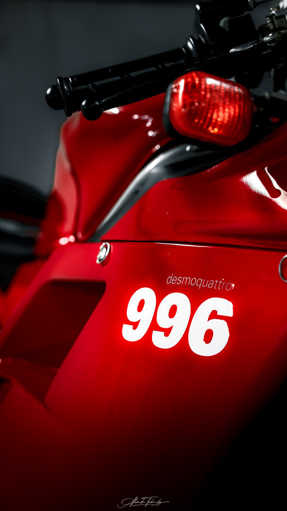 Ducati 996 | Entdecken Sie die faszinierende Welt von Alexander Tschuncky Arts: Kreative Fotografie, atemberaubende Automobilkunst und hochwertiger Bilderdruck. Lassen Sie sich inspirieren! - Realisiert mit Pictrs.com