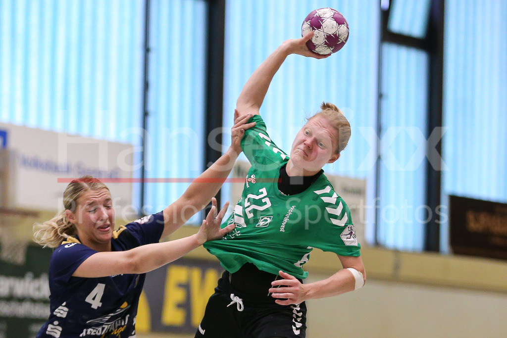 Handball, Testspiel Frauen, Buxtehuder SV - SV Werder Bremen | v.li.: Kalia Klomp (Buxtehuder SV, 4) und Denise Engelke (SV Werder Bremen, 22) im Zweikampf, Duell, Spielszene, Aktion, Action
