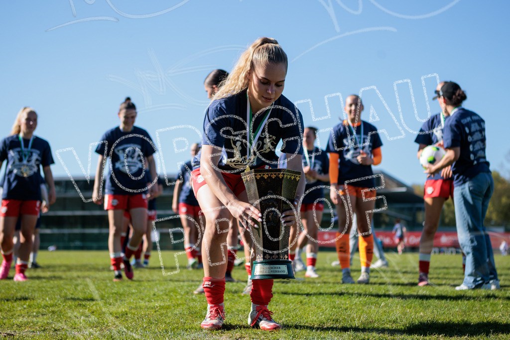 Gipfeltreffen der Frauen: Finale um den Sachsenlotto Landespokal 2026 | Am 1. Mai 2026 trafen im Endspiel des Sachsenlotto Landespokals die Frauen des Chemnitzer FC und die zweite Mannschaft von RasenBallsport Leipzig aufeinander. Vor stimmungsvoller Kulisse kämpften beide Teams ab 15:00 Uhr um die begehrte Trophäe des sächsischen Fußballs. Diese Galerie zeigt die Highlights, packende Zweikämpfe und die emotionalsten Momente des Finaltags. - Realisiert mit Pictrs.com