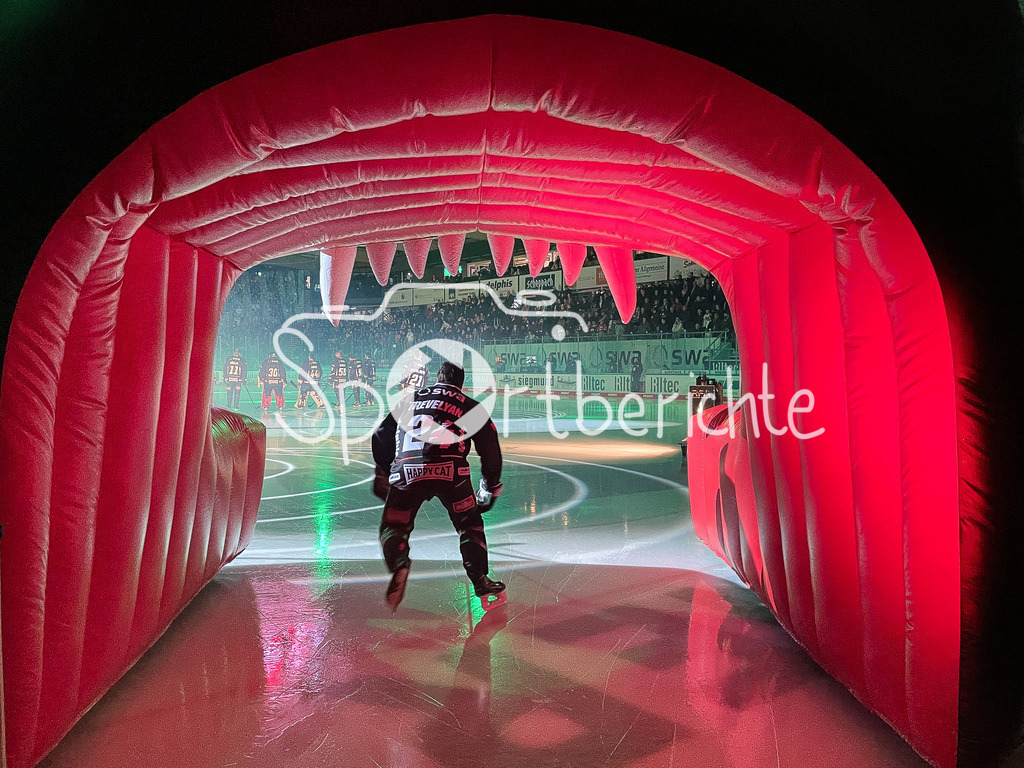 Augsburger Panther - Kölner Haie | Thomas Jordan TREVELYAN (AEV #24) beim einlaufen durch das Panther Maul / Symbolbild / Einlauf / Show