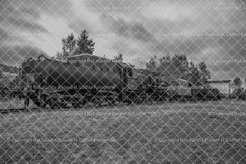 Eisenbahnnostalgie_15 | Alte Lokomotive auf dem Abstellgleis in Schwarz Weiß - Realisiert mit Pictrs.com