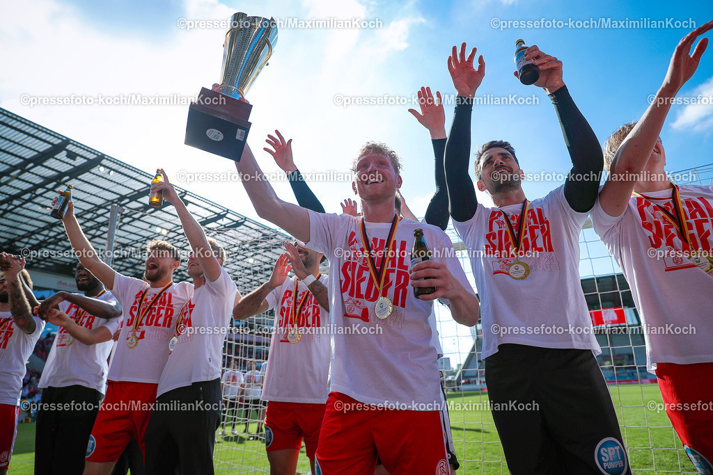 RWE3Liga25052401062 | 25.05.2024, Essen, Fußball, Finaltag der Amateure, Niederrheinpokal Finale, Stadion an der Hafenstraße, Saison 2023 2024, Rot-Weiss Essen – SC Rot-Weiß Oberhausen: Rot-Weiss Essen ist Pokalsieger - Die Mannschaft gewinnt gegen Oberhausen mit 3:0 und jubelt über den Sieg. Abschlussfeier Siegerehrung Siegerfeier Pokalsieg Pokalsieger Pokalfeier. Ron Berlinski (Rot-Weiss Essen) steht jubelnd mit dem Pokal vor den Fans.
DFB regulations prohibit any use of photographs as image sequences and or quasi-video.