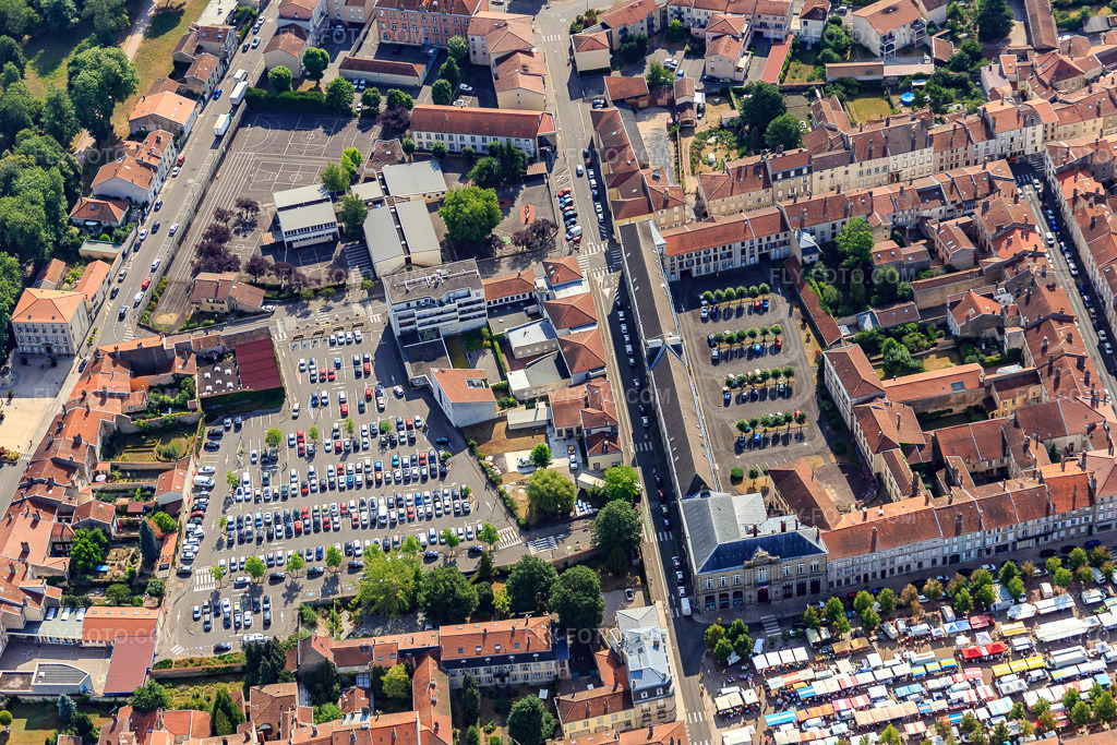 Aerial view: Rue René Basset between Parking Jacques Lhuillier and Ancien collège communal in the district Luneville-Chateau Champ de Mars in Lunéville in the state Meurthe et Moselle, France. – Photo: IMG_083171.jpg taken on 07/11/2015 by Werner Riehm/FLY-FOTO.com – Resolution of the original: 5472 x 3648 px – Maison, Collège - POP