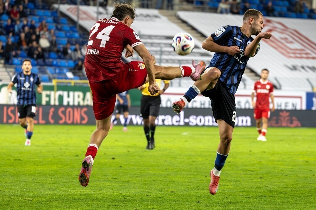 Fußball 3. Liga, Saison 2025/26, 6. Spieltag: Waldhof Mannheim gegen VfB Stuttgart II***Bild: Christopher Olivier (24, Stuttgart) klärt entschlossen | Fußball 3. Liga, Saison 2025/26, 6. Spieltag: Waldhof Mannheim gegen VfB Stuttgart II***Bild: Christopher Olivier (24, Stuttgart) klärt entschlossen - Realisiert mit Pictrs.com