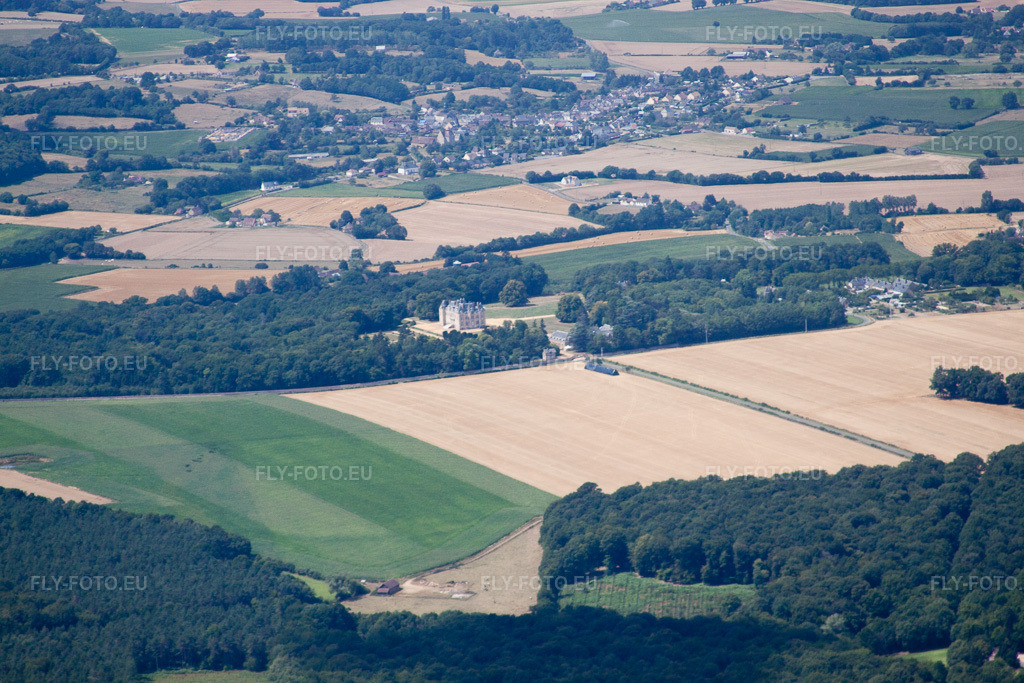 Vue aérienne: Vue de la ville à Berfay dans le département Sarthe, France. Photo: IMG_20029.jpg prise le 30/07/2009 par Werner Riehm/FLY-FOTO.eu – Résolution de l'original: 4752 x 3168 px