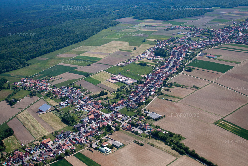 Luftbild: Ortsansicht von Westen in Schleithal im Bundesland Bas-Rhin in Frankreich. – Foto: IMG_40944(40860).jpg vom 08.05.2011 durch Werner Riehm/FLY-FOTO.de – Auflösung des Originals: 4752 x 3168 px