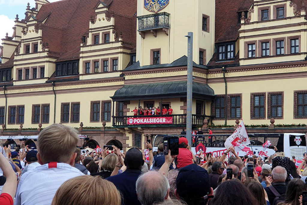 RB Leipzig - Feier des DFB-Pokalsiegs mit einem Fanfest auf dem Markt (2022) | Entdecke über 20 Kategorien Leipzig-Motive: Foto-Downloads, hochwertige Poster, Leinwand- & Fine-Art-Prints. Jetzt Lieblingsfoto im Bildlexikon Leipzig Shop bestellen!