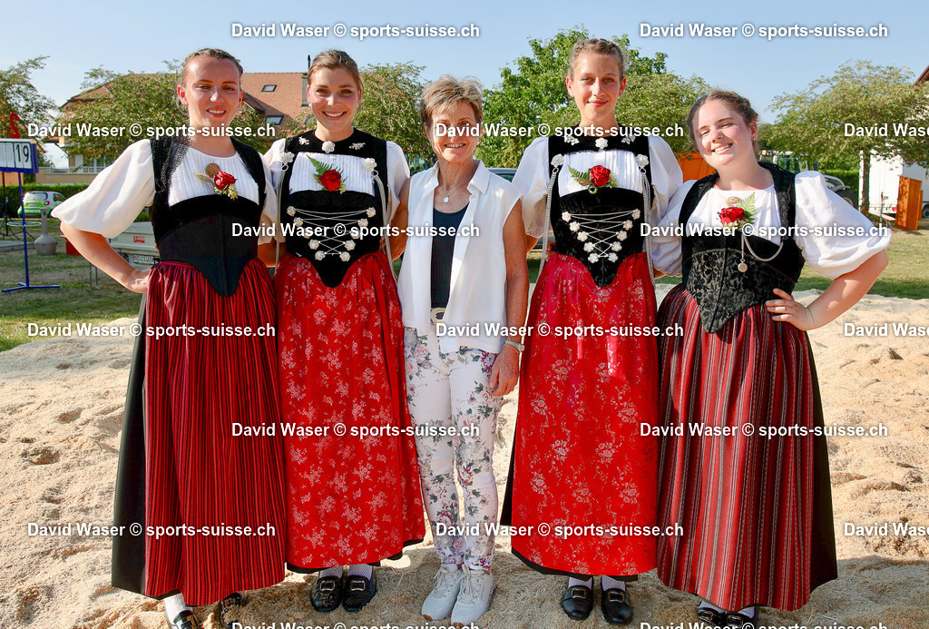 Les Demoiselles d_Honneurs avec Erika Reymond Hess _ la F_te Romande de Lutte suisse _ Romanel-sur-Lausanne le 16.07.2023 Photos Waser David _ sports-suisse.ch _ (1) | sports-suisse.ch
