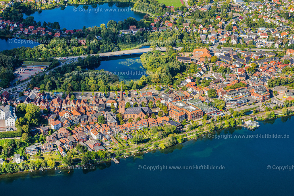 Plön_Plöner_See_ELS_2611200922 | PLöN 20.09.2022 Altstadtbereich und Innenstadtzentrum um das Plöner Schloss in Plön in der Holsteinischen Schweiz im Bundesland Schleswig-Holstein, Deutschland. Weiterführende Informationen bei: Fielmann Akademie Schloss Plön,  Plöner Motorschifffahrt GmbH,  Zweckverband Tourismuszentrale Holsteinische Schweiz. // Old Town area and city center um das Ploener Schloss in Ploen in the Holsteinische Schweiz in the state Schleswig-Holstein, Germany. Further information at: Fielmann Akademie Schloss Ploen,  Ploener Motorschifffahrt GmbH,  Zweckverband Tourismuszentrale Holsteinische Schweiz. Foto: Martin Elsen