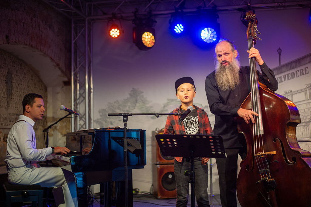 Summ Summ Salsa | Kinderkonzert Summ Summ Salsa mit Klazz Brothers & Cuba Percussion im Forte Belvedere Leisnig zum Festival Hallo Leisnig 2022. - Realisiert mit Pictrs.com