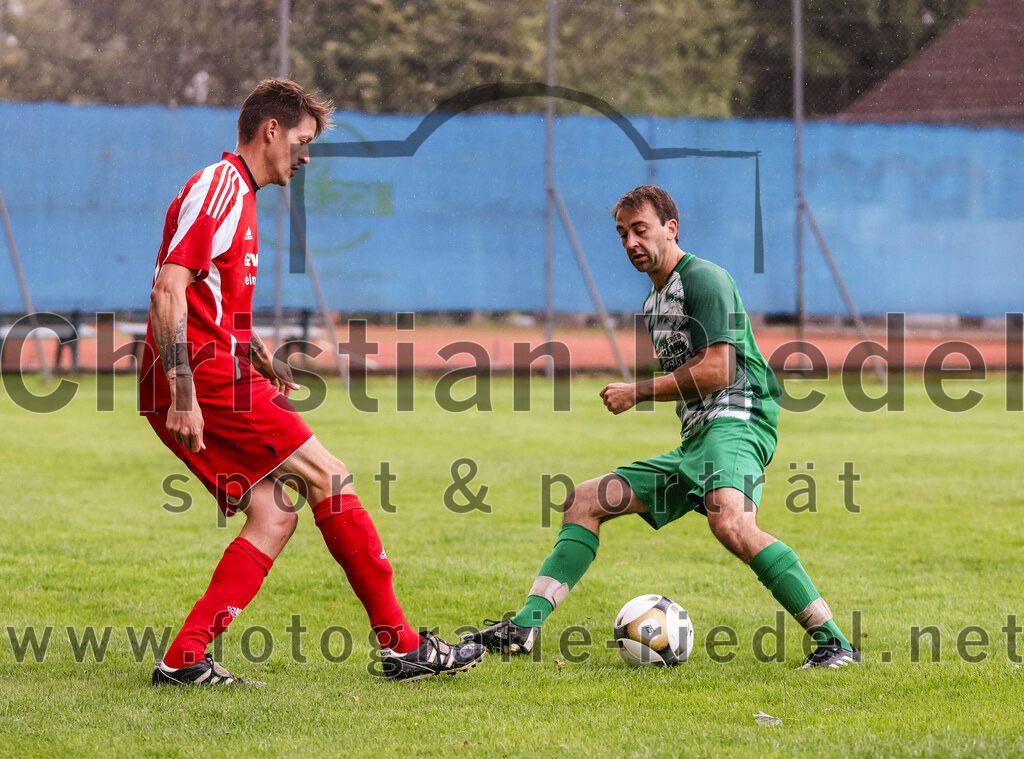 2023-08-06_016_SpVgg_Neuching_gegen_SG_Hoerlkofen-Woerth | Neuching, Deutschland, 06.08.2023:
Fußball, A-Klasse 2023 / 2024, 1. Spieltag, SpVgg Neuching gegen SG Hörlkofen/Wörth, Endergebnis: 0:0

Lukas Becker (SG Hörlkofen/Wörth, #11), Johann Schindlbeck (SpVgg Neuching, #5)

Foto: Christian Riedel / fotografie-riedel.net