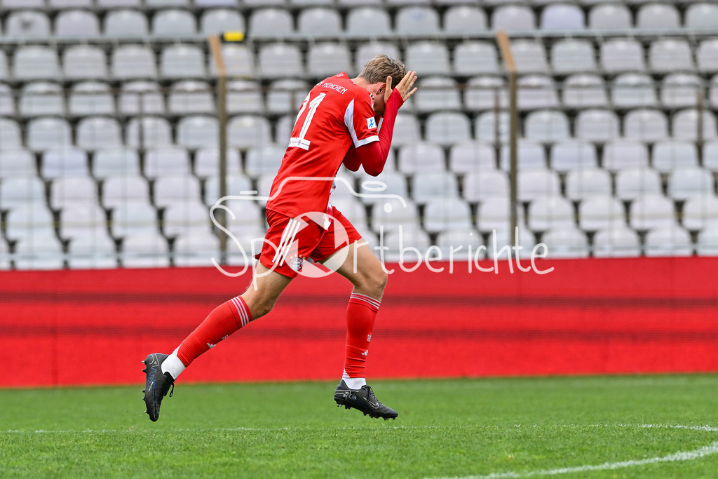 FC Bayern Amateure - FC Würzburger Kickers | Jubel der Bayern nach dem Treffer zum 1-3 durch Artur DEGRAF (FC Bayern Muenchen II 21) / Tor / Torschuetze / Freude / Happy / Regionalliga Bayern: FC Bayern Amateure - FC Würzburger Kickers; Grünwalder Stadion am 27.09.2025