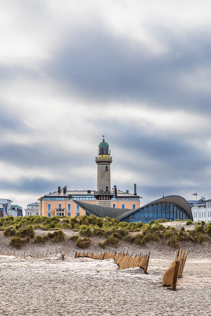 Leuchtturm und Teepott an der Ostseeküste in Warnemünde | Leuchtturm und Teepott an der Ostseeküste in Warnemünde.