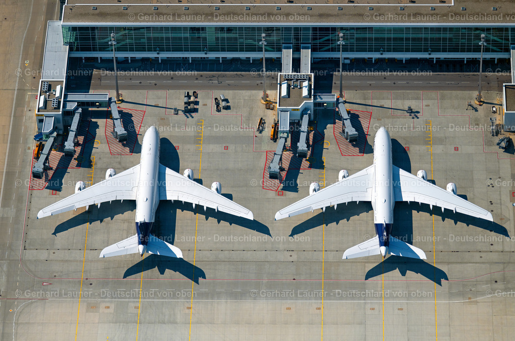 4021229 | MüNCHEN 08.04.2020 Passagierflugzeuge krisenbedingt stillgelegt auf der Parkpositionen und Abstellfläche auf dem Flughafen in München im Bundesland Bayern, Deutschland. // Passenger aircraft decommissioned due to the crisis on the parking positions and parking space at the airport in Munich in the state Bavaria, Germany. Foto: Gerhard Launer