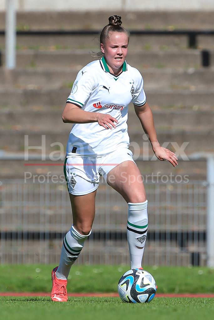 Fussball, DFB-Pokal Frauen, Borussia Mönchengladbach - SV Werder Bremen | v.li.: Emily Tichelkamp (Borussia Mönchengladbach, 7) Freisteller, Einzelbild, Ganzkörper, Aktion, Action, Spielszene, DIE DFB-RICHTLINIEN UNTERSAGEN JEGLICHE NUTZUNG VON FOTOS ALS SEQUENZBILDER UND/ODER VIDEOÄHNLICHE FOTOSTRECKEN. DFB REGULATIONS PROHIBIT ANY USE OF PHOTOGRAPHS AS IMAGE SEQUENCES AND/OR QUASI-VIDEO.