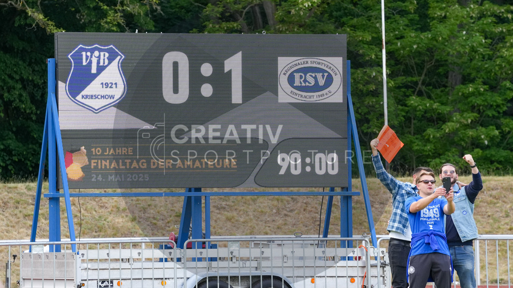 Fußball, Herren, Saison 2024/2025, Finaltag der Amateure 2025, Landespokal Brandenburg, Finale, VfB 1921 Krieschow vs. RSV Eintracht 1949, Samstag 24.05.2025, Volksparkstadion Neuruppin, | Fußball, Herren, Saison 2024/2025, Finaltag der Amateure 2025, Landespokal Brandenburg, Finale, VfB 1921 Krieschow vs. RSV Eintracht 1949, Samstag 24.05.2025, Volksparkstadion Neuruppin, Im Bild: Fans des RSV Eintracht 1949 fotografieren sich nach Spielende vor der Anzeigetafel - Realisiert mit Pictrs.com