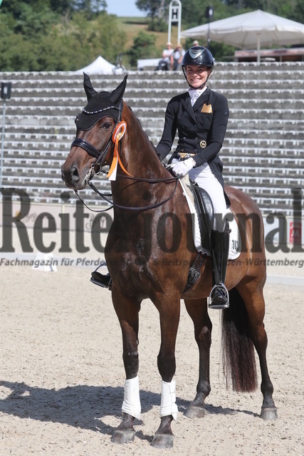 Marbach_2024_Prfg.Nr.04_Dressurprfg_Kl.S_Inter I_Siegerehrung_Prfg.Nr.04__ (2) | Alle Fotos der Reiterjournal Fotografin Doris Matthaes im Reiterjournal Online-Fotoshop. - Realisiert mit Pictrs.com