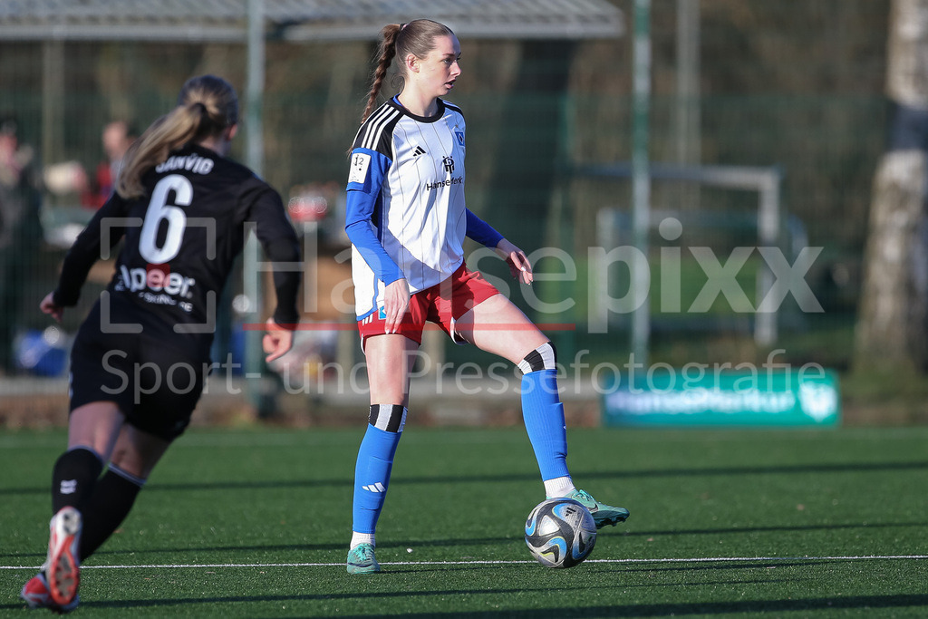 Fussball, Testspiel Frauen, Hamburger SV - Kolding IF | v.li.: Merle Kirschstein (Hambruger SV , 25) am Ball, Einzelbild, Ganzkörper, Aktion, Action, Spielszene