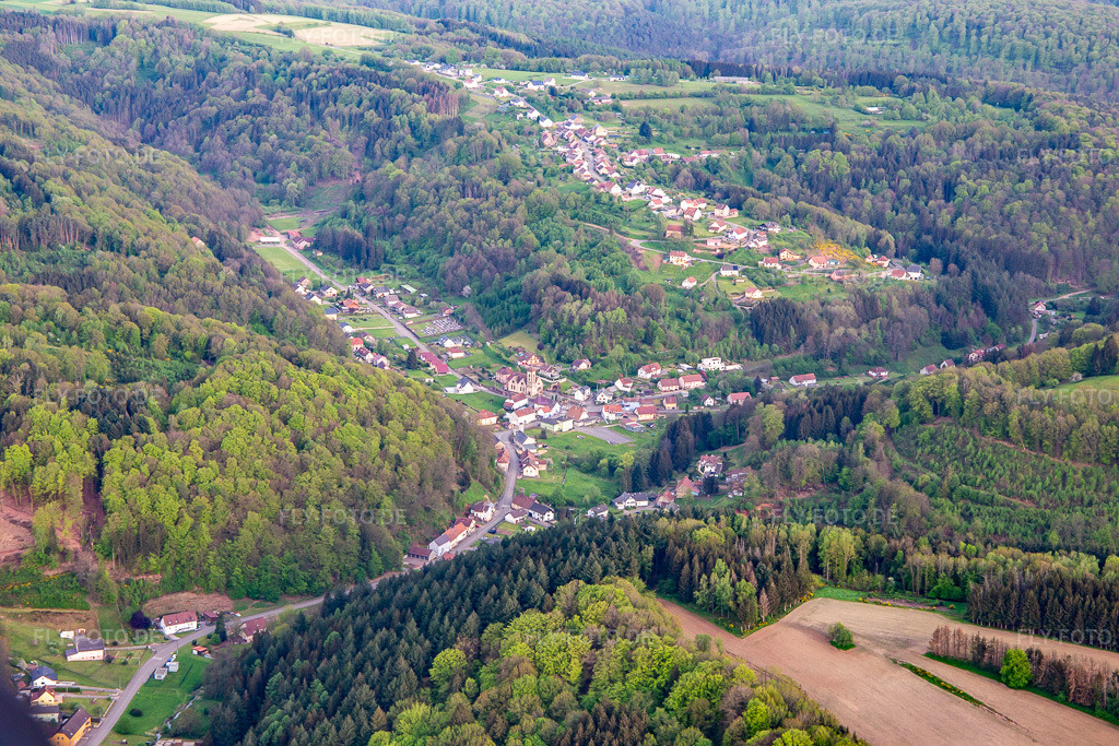 Luftbild: Ortsansicht in Siersthal im Bundesland Moselle in Frankreich. Foto: IMG_140434.jpg vom 30.04.2024 durch Werner Riehm/FLY-FOTO.de