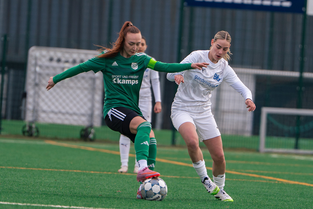 Fußball I Frauen I Saison 2025-2026 I Landesliga Weser-Ems I 13. Spieltag I BW Lohne - SV Olympia Uelsen I 9086 | jns.sportfotos - Realisiert mit Pictrs.com