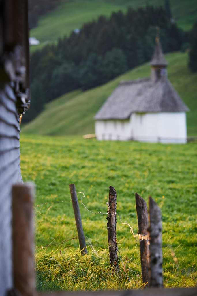 Weidezaun vor der Kapelle | Schoenenbach, Austria - September 08, 2015: Weidezaun vor der Kapelle. - Realisiert mit Pictrs.com