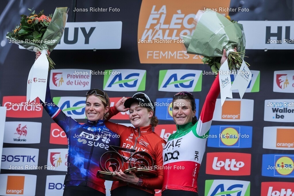 La Fleche Wallonne Femmes 2025 | iRadsport UCI World Tour Women Elite La Fleche Wallonne Femmes am 23.04.2025 in HuySiegerehrung / PodestDemi Vollering ( FDJ Suez ), links - Puck Pieterse ( Fenix - Deceunick ), mitte - Elisa Longo Borghini ( UAE ADQ ), rechtsFoto: Revierfoto - Realisiert mit Pictrs.com
