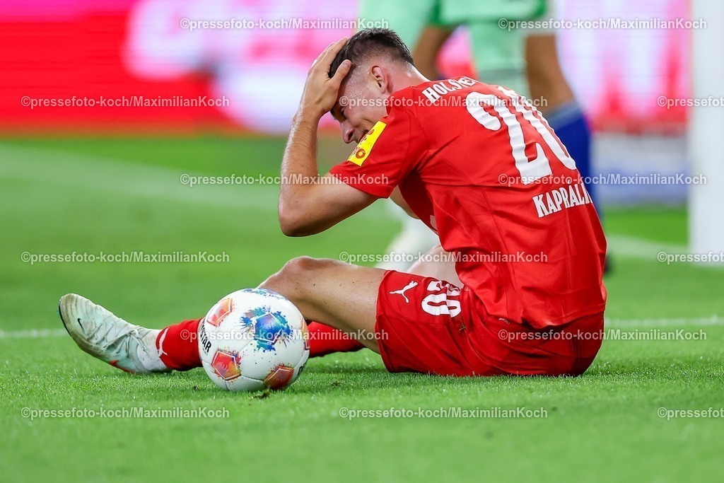 S0413092501063 | 13.09.2025, Fußball, FC Schalke 04 - Holstein Kiel, 5.Spieltag, 2. Fußball Bundesliga, Veltins-Arena Gelsenkirchen, Saison 2025 2026: Adrián Kapralik (Holstein Kiel #20) ärgert sich sitzt enttäuscht auf dem Boden Enttäuschung DFB regulations prohibit any use of photographs as image sequences and or quasi-video.