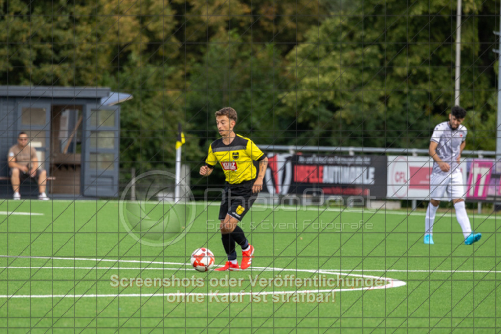 20250824_130603_0230 | #,1.FC Heiningen II (gelb) vs. 1.Göppinger SV III (weiß), Fußball, Kreisliga B7 - Bezirk Neckar/Fils, 01. Spieltag, Saison 2025/2026, Kunstrasenplatz Sportzentrum Heiningen, Krautgarten 1, 73092 Heiningen, 24.08.2025 - 13:00 Uhr,Foto: PhotoPeet-Sportfotografie/Peter Harich